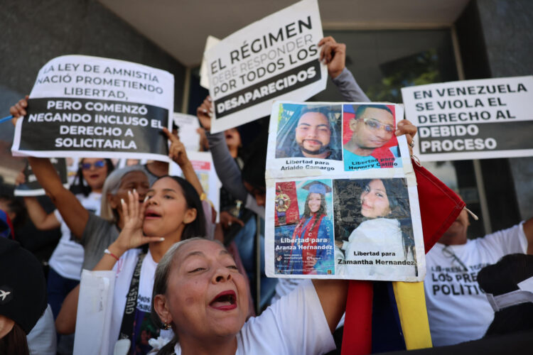 Personas se manifiestan para exigir la libertad de los presos políticos en Venezuela frente al Palacio Federal Legislativo, en Caracas (Venezuela). EFE/ Miguel Gutiérrez