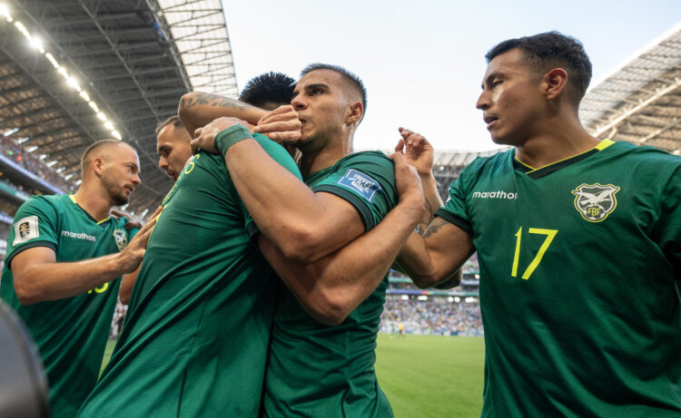 Jugadores de Bolivia celebran un gol este jueves, en un partido de repechaje para la Copa Mundial 2026 entre Bolivia y Surinam en el estadio BBVA en Guadalupe (México). EFE/ Miguel Sierra