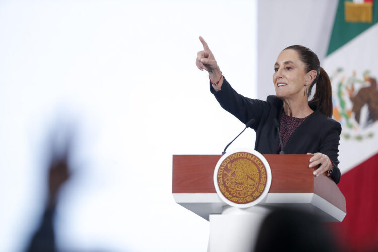 La presidenta de México, Claudia Sheinbaum, habla en una rueda de prensa este martes en el Palacio Nacional de la Ciudad de México (México). EFE/Isaac Esquivel