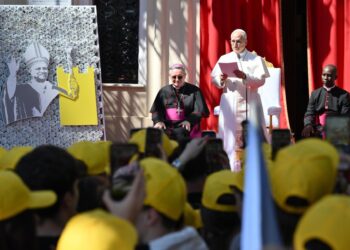 El papa León XIV pide a los jóvenes momentos de escucha y silencio ante «mensajes, reels y chats»