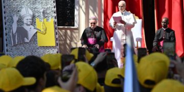 El papa León XIV pide a los jóvenes momentos de escucha y silencio ante «mensajes, reels y chats»