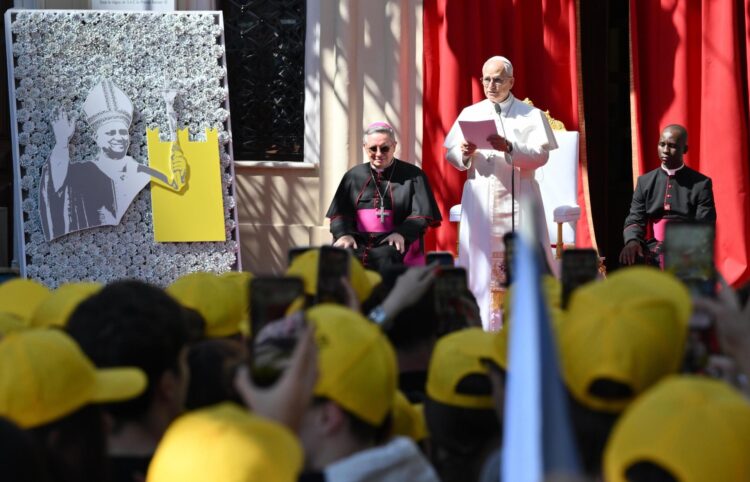 El Papa León XIV habla durante un encuentro con jóvenes y catecúmenos en la zona frente a la iglesia de Santa Dévota, Mónaco, 28 de marzo de 2026. El Papa León XIV realiza un viaje apostólico a Mónaco. (Papa) EFE/EPA/ETTORE FERRARI