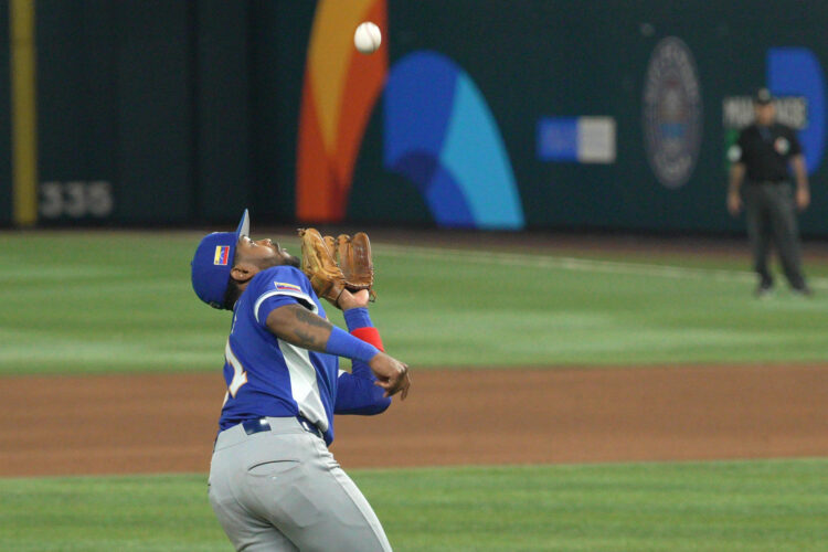 El campocorto Maikel García, proclamado como el mejor jugador de la sexta edición del Clásico Mundial de Béisbol, afirmó este martes, tras recibir el galardón en Miami, que su equipo jugó los partidos en el torneo "por todos los 30 millones de venezolanos". EFE/ Alberto Boal