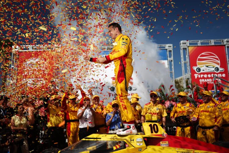 Fotografía cedida por IndyCar donde aparece el piloto español Álex Palou celebra con su escuadra Chip Ganassi en Florida (Estados Unidos). EFE/ Chris Owens/ Indycar