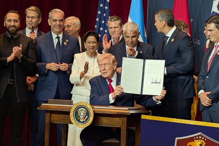 AME1473. MIAMI (ESTADOS UNIDOS), 07/03/2026.- El presidente de Estados Unidos, Donald Trump (c), muestra un docuemento junto a mandatarios latinoamericanos en la cumbre bautizada como Escudo de las Américas este sábado en Miami (EE.UU.). Trump anunció una nueva "coalición militar" en Latinoamérica contra los carteles del narcotráfico, con líderes de derecha de la región, a quienes dijo que necesita su "ayuda". EFE/ Eduard Ribas