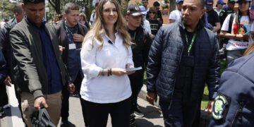 Paloma Valencia, favorita de la derecha colombiana, dice que violencia no frena su campaña