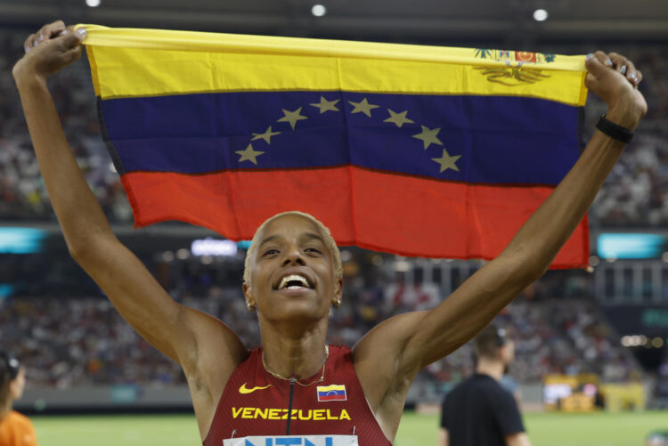 Foto de archivo del 24/08/2023, de la atleta venezolana Yulimar Rojas tras conquistar el oro en la final de triple salto de los Mundiales de Budapest. EFE/Javier Etxezarreta