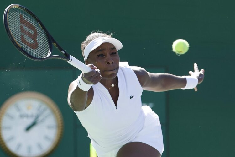 Venus Williams durante su partido ante la francesa Diane Parry of France, en Indian Wells. EFE/EPA/JOHN G. MABANGLO