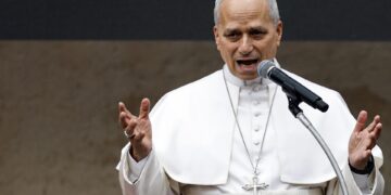 El papa insiste en solución diplomática para Oriente Medio en conversación con Mahmud Abás