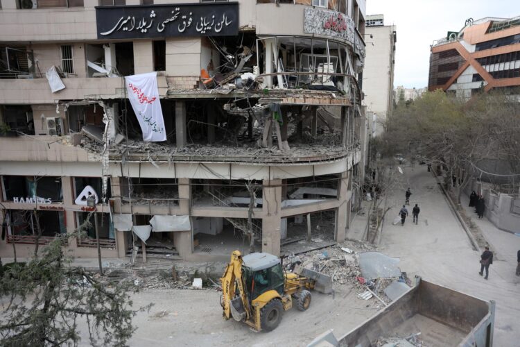 Un edificio comercial dañado por un bombardeo en el norte de Teherán. EFE/EPA/ABEDIN TAHERKENAREH