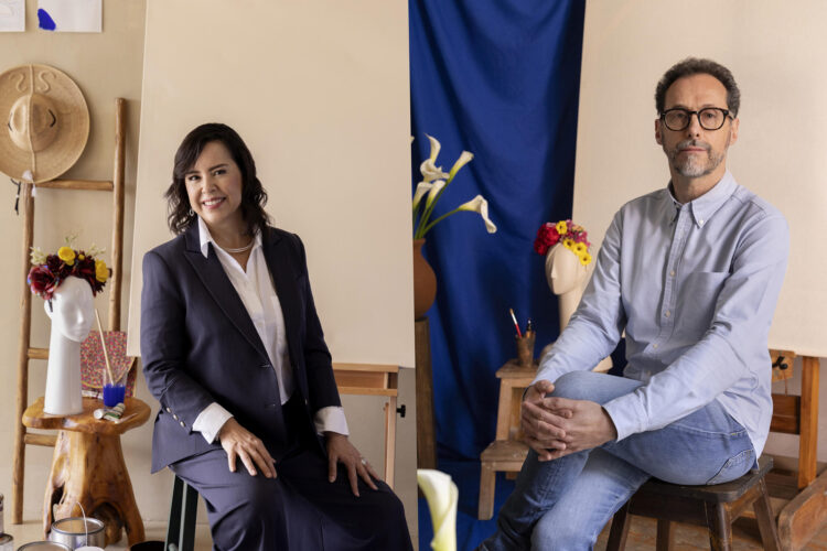 Fotografía cedida por la plataforma Netflix, que muestra a los directores Patricia Riggen (i), y Gabriel Ripstein posando en la Ciudad de México (México). EFE/ Netflix /SOLO USO EDITORIAL/ NO VENTAS/ SOLO DISPONIBLE PARA ILUSTRAR LA NOTICIA QUE ACOMPAÑA (CRÉDITO OBLIGATORIO)