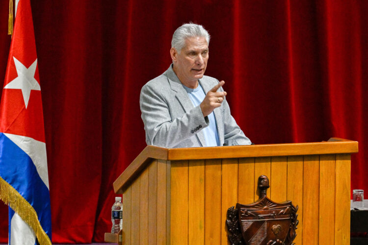 El presidente de Cuba, Miguel Díaz Canel, habla durante la bienvenida a los políticos y activistas que conforman el Convoy Nuestra América este viernes, en el Palacio de Convenciones en La Habana (Cuba). EFE/ Adalberto Roque