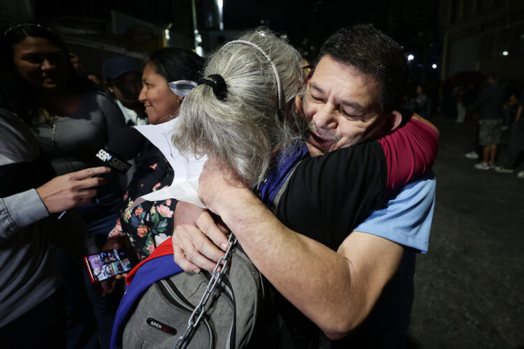 Frankiln Parra (c-d) reacciona este sábado, al ser liberado del centro penitenciario de la Policía Nacional Bolivariana (PNB) conocido como zona 7, en Caracas (Venezuela). EFE/ Ronald Peña R