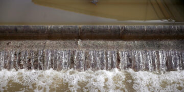 El agua potable bajo asedio: de víctima climática a arma de guerra