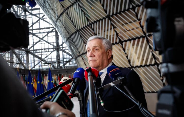 El ministro de Asuntos Exteriores de Italia, Antonio Tajani, habla con los medios de comunicación durante su asistencia a una reunión del Consejo de Asuntos Exteriores de la UE en el Consejo de la Unión Europea en Bruselas, Bélgica, 16 de marzo de 2026 (Bélgica, Italia, Bruselas) EFE/EPA/GIUSEPPE LAMI