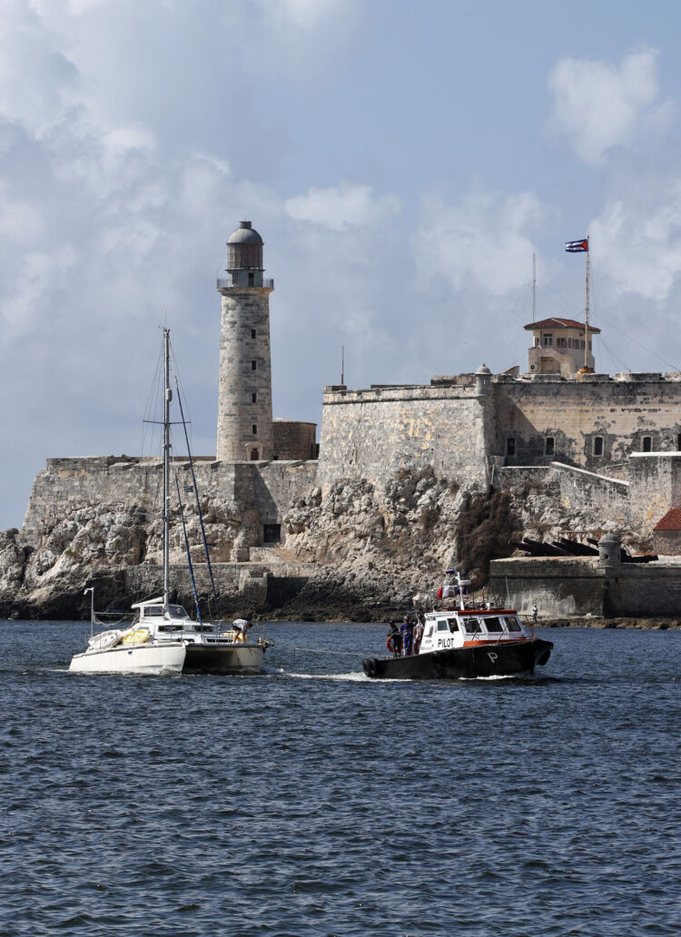 Fotografía que muestra veleros navegando este sábado en el mar de La Habana (Cuba). EFE/ Ernesto Mastrascusa