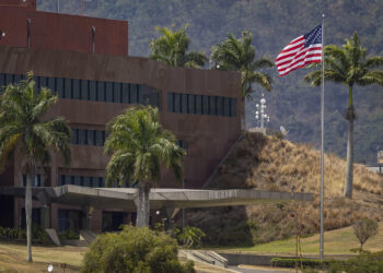 La Embajada de EE.UU. en Venezuela iza la bandera de su país por primera vez en siete años