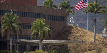 La Embajada de EE.UU. en Venezuela iza la bandera de su país por primera vez en siete años