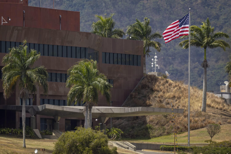 Fotografía de la bandera de Estados Unidos izada en la sede diplomática este sábado, en Caracas (Venezuela). La Embajada de Estados Unidos en Venezuela izó la bandera de su país por primera vez en siete años, luego de que ambas naciones acordaran restablecer sus relaciones diplomáticas, rotas en 2019. EFE/ Miguel Gutiérrez
