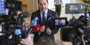 Moreno tacha de «preocupante» amenaza de embargo de Trump y dice que España está «aislada»