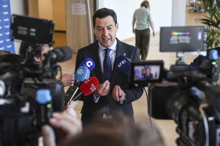 .-El presidente de la Junta de Andalucía, Juanma Moreno, asiste en Bruselas a la sesión plenaria del Comité de las Regiones de Europa (CdR), del que es vicepresidente, en el que se debatirá, entre otros asuntos, sobre el Marco Financiero Plurianual (MFP) y sobre la resiliencia hídrica.-EFE/ Pablo Garrigós