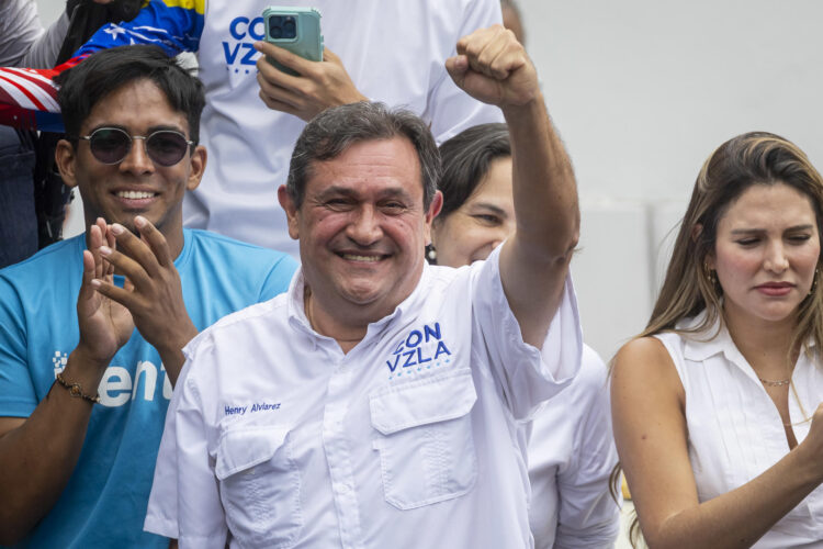 El coordinador nacional del partido Vente Venezuela (VV), Henry Alviárez (c), participa durante el acto de reapertura de la sede de su partido este sábado, en Caracas (Venezuela). EFE/ Miguel Gutierrez