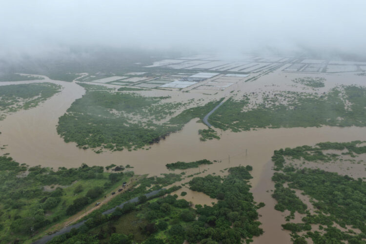 Fotografía aérea que muestra las inundaciones en la localidad de Chanduy en Santa Elena (Ecuador). EFE/ Gerardo Menoscal