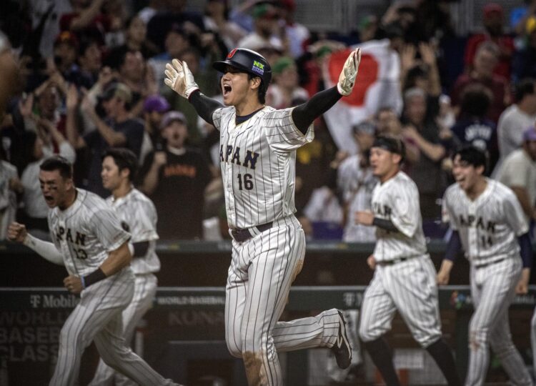 El jugador japonés Shohei Ohtani celebra tras ganar el partido del Clásico Mundial de Béisbol 2023, en una imagen de archivo. EFE/EPA/CRISTOBAL HERRERA-ULASHKEVICH