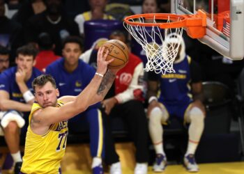 Doncic asalta Houston, los Spurs aguantan en Inglewood y Brown rescata a los Celtics