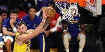 Doncic asalta Houston, los Spurs aguantan en Inglewood y Brown rescata a los Celtics