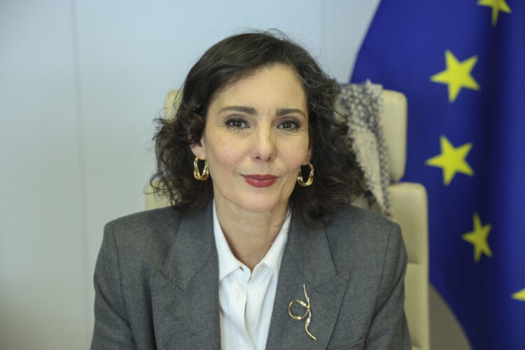 La comisaria europea de Igualdad, Hadja Lahbib, apunta en una entrevista con EFE que el caso de Gisèle Pelicot ha sido la chispa que necesitaba Francia para avanzar hacia una definición de la violación basada en el consentimiento y confía en que más países europeos cambien de perspectiva de cara a la futura revisión de la directiva de violencia machista durante esta legislatura. La Unión Europea llega a este 8 de marzo, Día Internacional de la Mujer, con avances como el acceso al aborto seguro o la mayor presencia de mujeres en altos cargos, aunque también con retrocesos que empiezan a manifestarse por primera vez, como la menor participación femenina en la toma de decisiones o la pérdida de la perspectiva de género en las instituciones. EFE/Olatz Castrillo