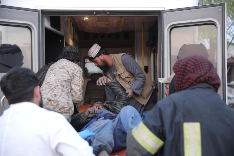 KABUL (Afganistán), 17/03/2026.- Víctimas de presuntos ataques aéreos pakistaníes son retiradas del lugar de los hechos, en Kabul. Las autoridades afganas alegaron que los ataques pakistaníes tuvieron como objetivo un centro de tratamiento de adicciones en Kabul, causando la muerte de civiles. Esta escalada se produce en medio de crecientes tensiones en la frontera, donde Pakistán afirma atacar bases del Tehrik-i-Taliban Pakistan (TTP), al que responsabiliza de ataques dentro de su territorio. EFE/EPA/SAMIULLAH POPAL
