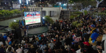 Miles de venezolanos salen a las calles para celebrar su primer Clásico Mundial de Béisbol