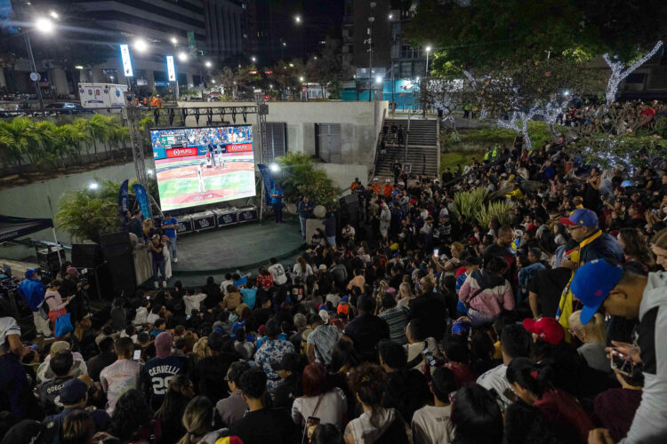 Miles de venezolanos siguieron este martes la final del  Clásico Mundial de Béisbol en pantallas gigantes antes de promover una fiesta en las calles por el triunfo sobre Estados Unidos en Miami. . EFE/ Ronald Peña R