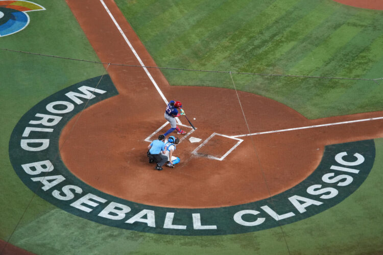 Fernando Tatis jr (c-i) de Dominicana batea en un partido del Clásico Mundial de Béisbol entre Israel y República Dominicana en el estadio LoanDepot Park en Miami (Estados Unidos). EFE/ Alberto Boal