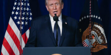 Trump insta a la Guardia Revolucionaria iraní a rendirse o afrontará una «muerte segura»