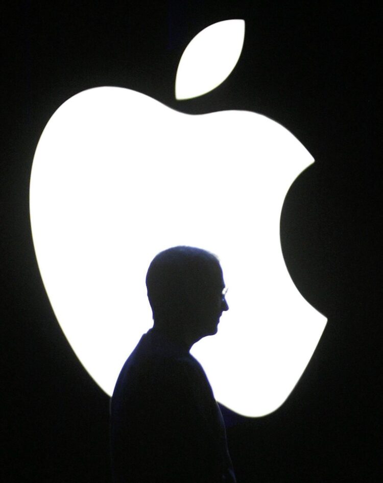 Fotografía de archivo del 28 de junio de 2004, que muestra al fundador de Apple Steve Jobs frente al logo de Apple durante la presentación de las nuevas aplicaciones del Mac OSX en San Francisco (Estados Unidos). Apple Computer que ahora es conocida como Apple Inc. celebra este miércoles su cincuenta aniversario. EFE/JOHN G. MABANGLO