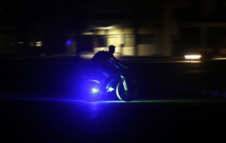 Una persona pasa en bicicleta por una calle en medio de un apagón, este lunes, en La Habana. EFE/ Ernesto Mastrascusa