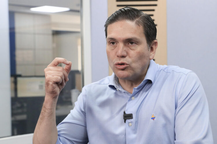 El precandidato presidencial colombiano Juan Carlos Pinzón, habla durante entrevista con EFE este lunes, en Bogotá (Colombia). EFE/ Carlos Ortega