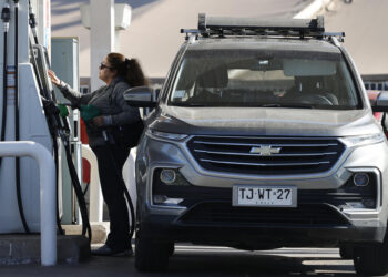 Entra en vigor en Chile un alza histórica de combustibles, junto a la primera ley de Kast