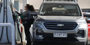 Entra en vigor en Chile un alza histórica de combustibles, junto a la primera ley de Kast