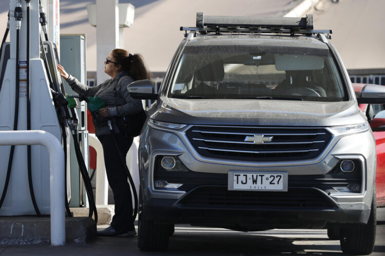Una persona abastece de combustible un vehículo en una estación de servicio este martes, en Santiago (Chile). EFE/ Elvis González