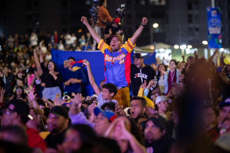 La presidenta encargada de Venezuela, Delcy Rodríguez, anunció este martes la declaración de 'día de júbilo nacional no laborable' por la conquista de la selección de Venezuela del Clásico Mundial de Béisbol en momentos en que miles de personas salían a celebrar a las calles de Caracas y de otras ciudades. EFE/ Ronald Peña R