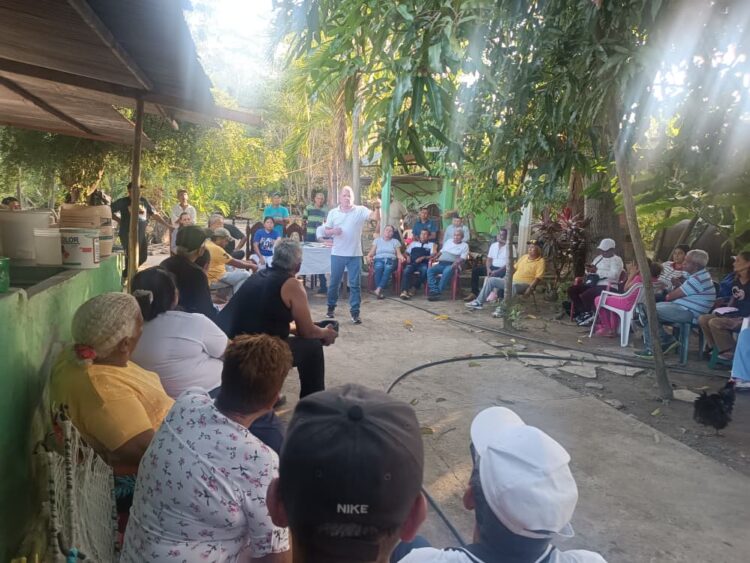 Carlos Andrés González dirigiéndose a los presentes en la reunión de los factores democráticos de La Ceiba.
