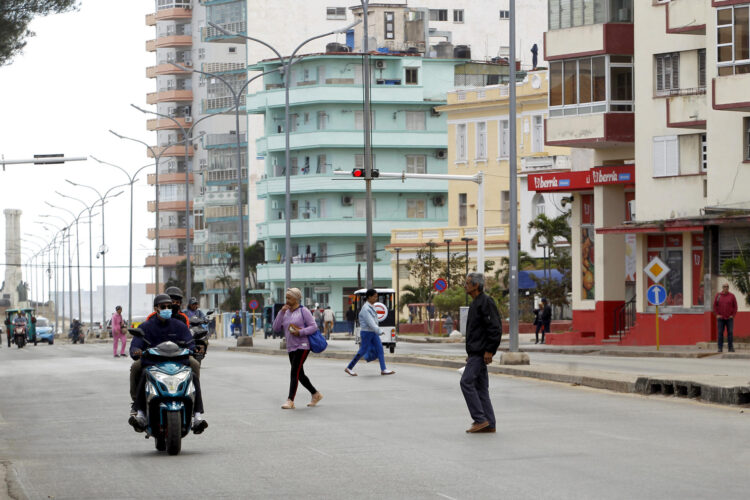 Fotografía de archivo de personas que transitan por una calle en La Habana (Cuba). EFE/ Ernesto Mastrascusa