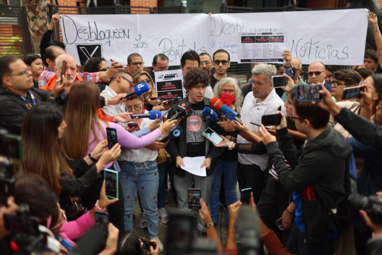 El coordinador de la organización VE Sin Filtro, Andrés Azpúrua, habla con la prensa durante una manifestación frente al edificio de la Comisión Nacional de Telecomunicaciones de Venezuela (Conatel) este viernes, en Caracas | Foto: EFE