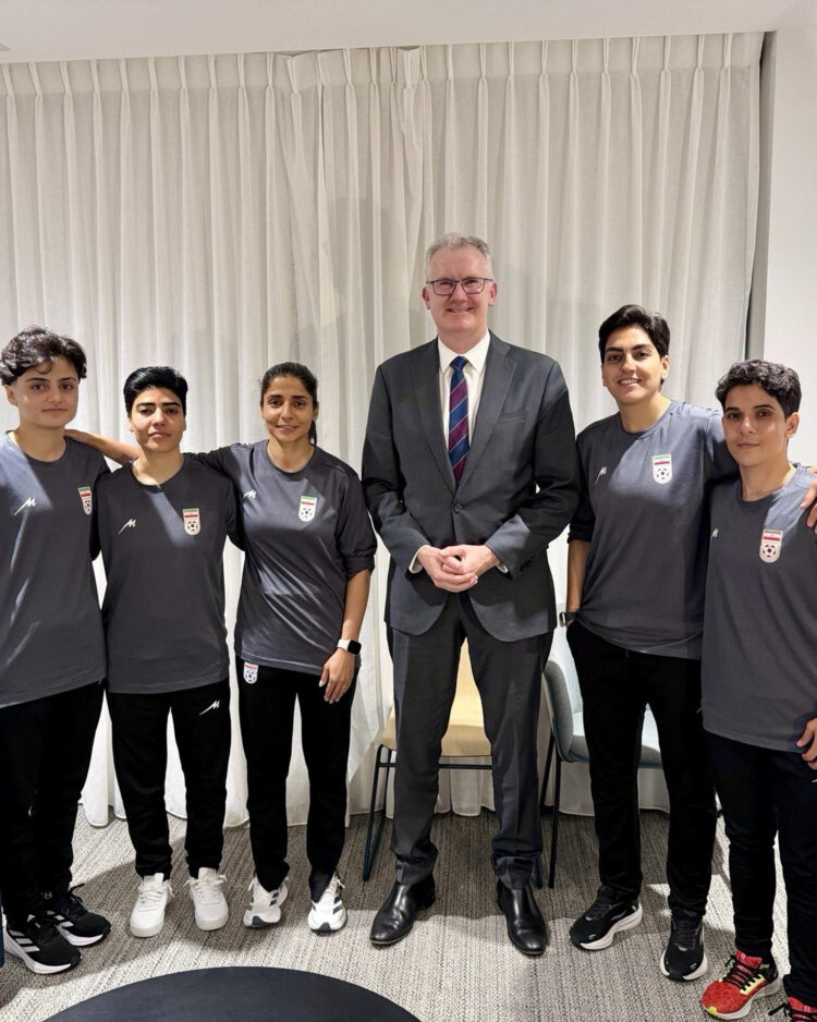AME2524. SIDNEY (AUSTRALIA), 09/03/2026.- Fotografía tomada de la cuenta de la red social X @Tony_Burke del ministro del Interior de Australia, Tony Burke (c), posando junto a cinco futbolistas de la selección femenina de fútbol de Irán, quienes permanecerán en Australia tras recibir visados humanitarios concedidos por el Gobierno australiano, después de solicitar asistencia para no regresar a su país tras su participación en la Copa de Asia. EFE/ @Tony_Burke