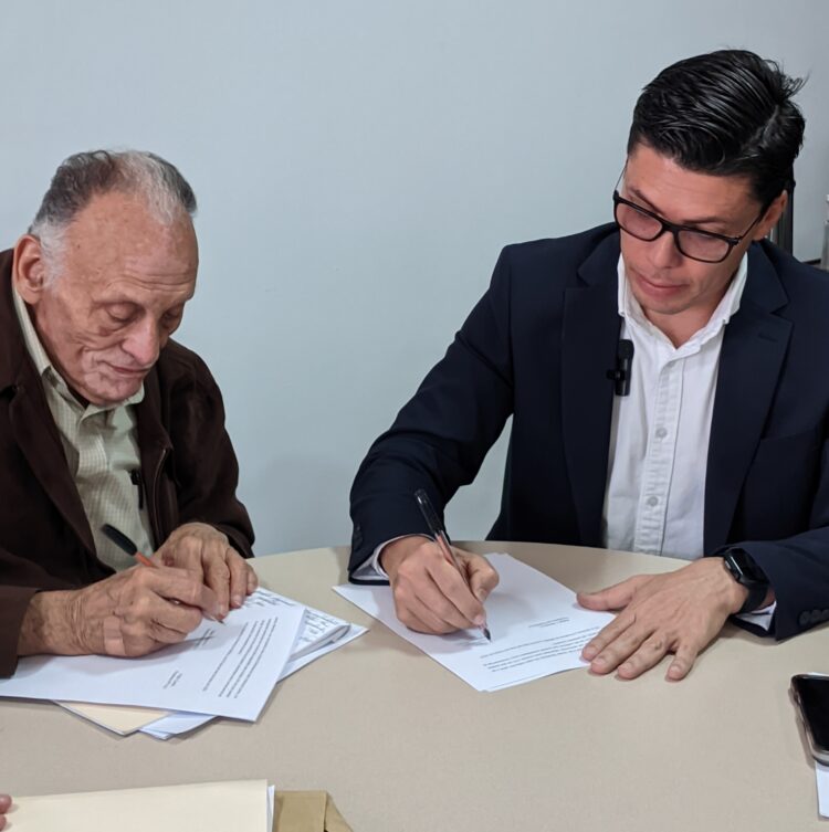 Momento de la firma del convenio en la sede del Fonprula. Foto: Prensa Apula / IPP
