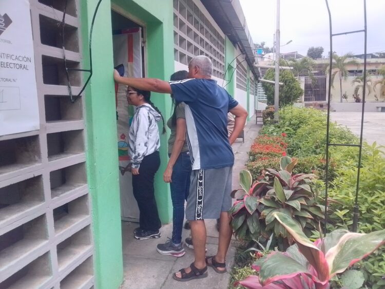 Poca cola de votantes se observo en los centros de votación