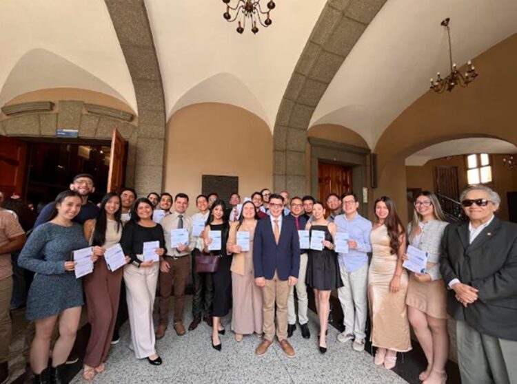  Dr. Virgilio Castillo con los preparadores galardonados en la cita celebrada en el Aula Magna de la ULA. Foto: Prensa Apula IPP